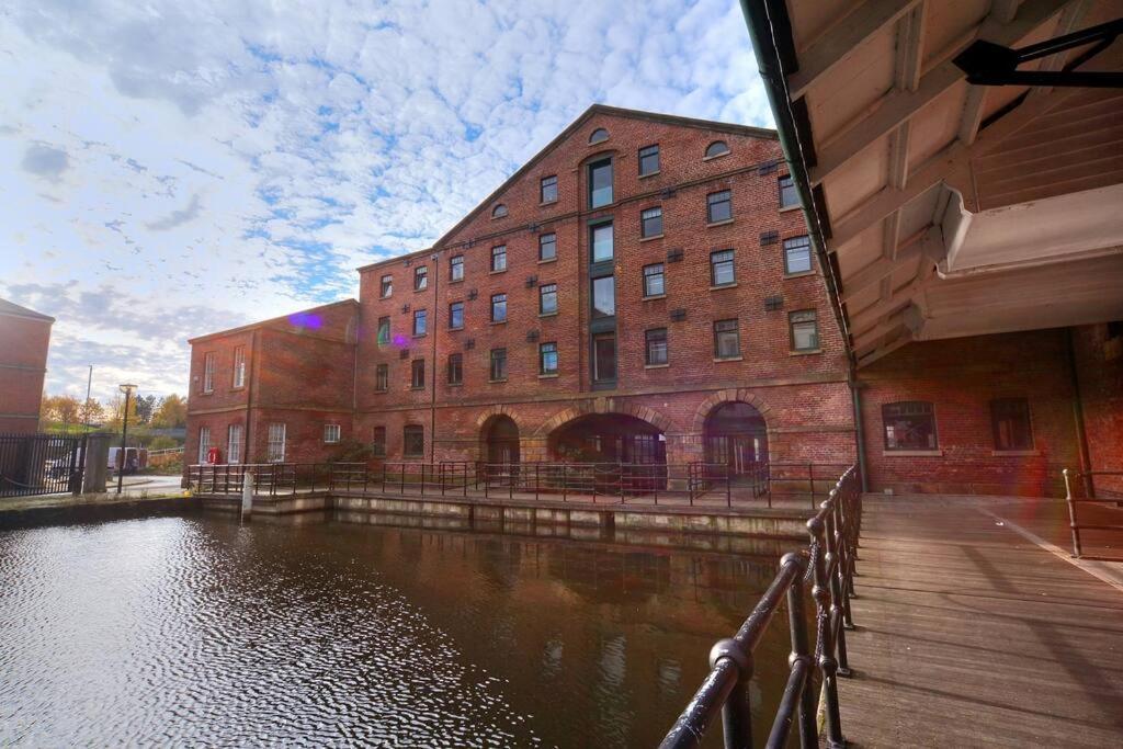 Beautiful 1-Bed Apartment In Grade Listed Warehouse - Victoria Quays, Sheffield City Centre, Free Parking, Pet Friendly, Netflix Luaran gambar