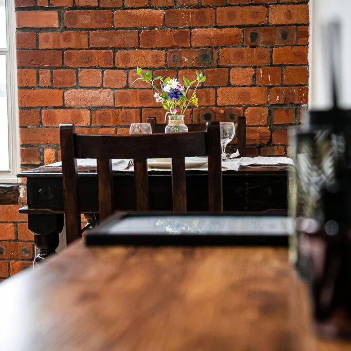 Beautiful 1-Bed Apartment In Grade Listed Warehouse - Victoria Quays, Sheffield City Centre, Free Parking, Pet Friendly, Netflix Luaran gambar