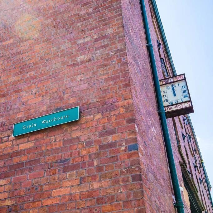 Beautiful 1-Bed Apartment In Grade Listed Warehouse - Victoria Quays, Sheffield City Centre, Free Parking, Pet Friendly, Netflix Luaran gambar