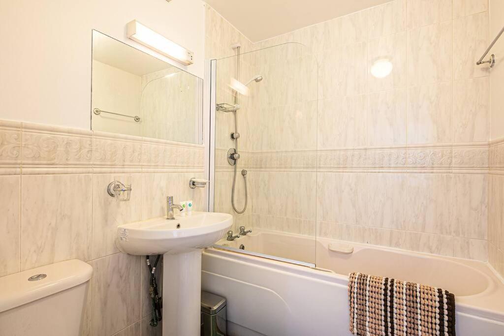 Beautiful 1-Bed Apartment In Grade Listed Warehouse - Victoria Quays, Sheffield City Centre, Free Parking, Pet Friendly, Netflix Luaran gambar